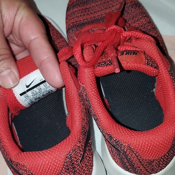Red nike's - Picture 3 of 4